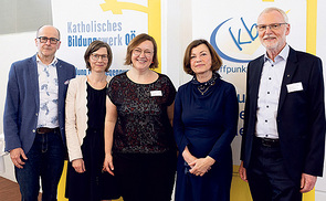 Christian Pichler, Andrea Pirngruber, Michaela Wagner (KBW) mit Renata Schmidtkunz und Klaus Dopler, dem geistlichen Assistenten des KBW (v. li.)